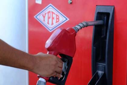 Filas en surtidores cruceños: Ministro dice que “se distribuirá gasolina en las próximas 48 horas”