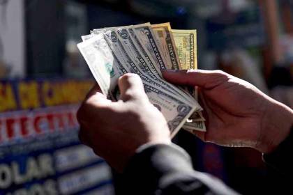 En un mes el dólar oficial subió Bs 2,42 y ya se cotiza en Bs 12,15; la nueva cotización surge un día después del acuerdo con el FMI