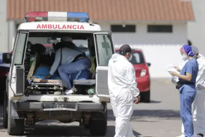 Mujer cae de un tercer piso y queda con fracturas y en terapia intensiva; su pareja es aprehendida, reporta la Policía 