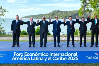 Se desarrolla el Foro económico en Panamá que reúne a presidentes de ocho países latinoamericanos