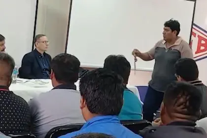 “Ustedes son responsables”: Transportista entrega a ministro Medinaceli las llaves de su vehículo para hacerlo reparar