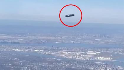 Mujer afirmó filmar un OVNI desde un avión en el cielo de Nueva York 