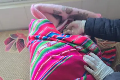 Abandonan a una bebé de 10 horas de nacida cerca de la carretera en Viacha