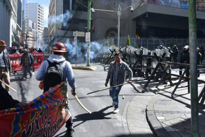 Movilizados acorralan a La Paz en una jornada violenta que dejó heridos; organismos se unen para concretar un diálogo
