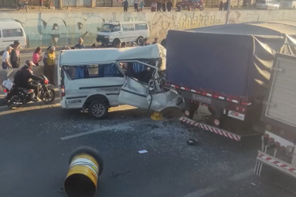 Minibús chocó contra un camión que aguardaba por combustible en doble fila; el conductor quedó herido