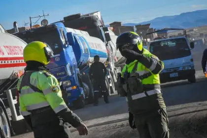 Hay 346 cisternas paradas en los bloqueos con un volumen de 8,9 millones de litros, según YPFB