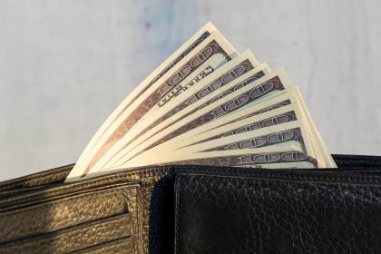 ¿Cuánto dinero tenía en su poder Roger Mariaca al momento de su aprehensión?