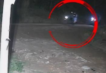 Video registra el atraco de unos hombres en moto a un estudiante en Santa Cruz