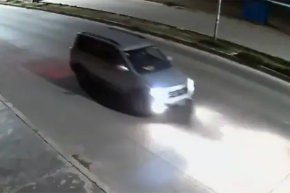 Cinco ladrones robaron una casa de empeño en El Alto; utilizaron un micro y otros dos vehículos para llevarse los bienes