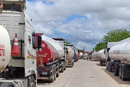Cisterneros anuncian vigilia en la ruta Santa Cruz-Argentina y dicen que no saldrán del país para traer combustible