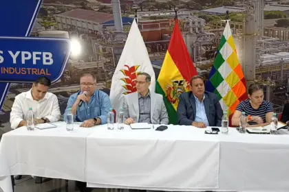 Tras reclamos, YPFB fija cinco medidas para garantizar la calidad de la gasolina, entre ellas la limpieza de tanques