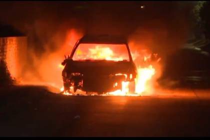 Se incendia vehículo que estaba parqueado en el Plan Tres Mil; presumen falla mecánica