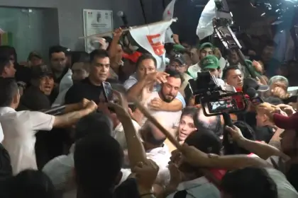 Agreden a JP Velasco y Paola Aguirre en su ingreso al TED de Santa Cruz