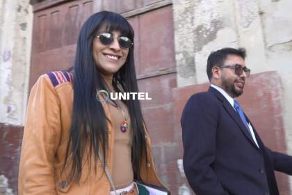 Suspenden desprecintado del celular de exministra Wilma Alanoca ante inasistencia de perito 