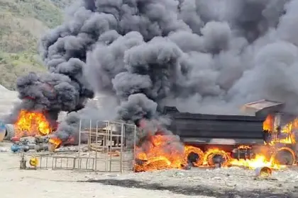 Comunarios de La Asunta toman un campamento minero y queman maquinaria 