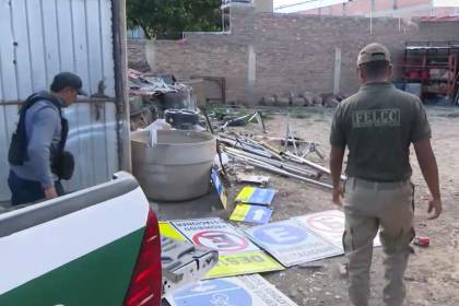 Capturan a dos funcionarios municipales acusados de robar letreros de señalización en Cochabamba; hay un prófugo