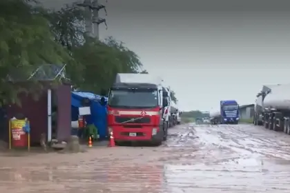 En el inicio de semana persisten largas filas de cisternas en la refinería de Palmasola a la espera de descargar combustible