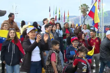Venezolanos que residen en Cochabamba se reunieron en la plaza de las Banderas para celebrar la captura de Maduro
