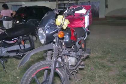 Delincuentes golpearon con un arma a un delivery para robarle su moto, pero no pudieron encenderla y la abandonaron