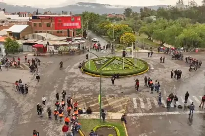 Transporte Libre y afiliados a la COD bloquean en Cochabamba exigiendo abrogación del DS 5503