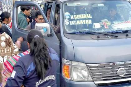 Choferes de La Paz dicen que es “imposible” verificar billetes de la serie B mientras conducen