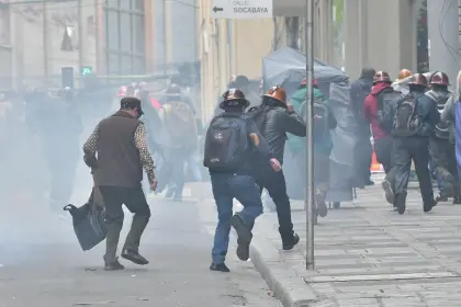 A dinamitazos y con petardos, así marcha la COB en La Paz en rechazo al DS 5503