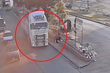 Video: Mujer es arrollada por un tráiler tras caer sobre una vía luego de ser empujada
