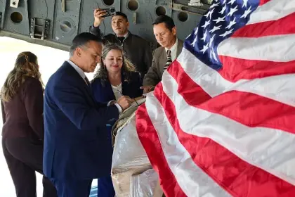 Ministro de Defensa agradece a EEUU la entrega de escudos y raciones secas para las FFAA