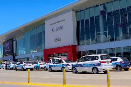 Suspenden los vuelos desde y hacia el aeropuerto de El Alto tras el accidente de un avión 