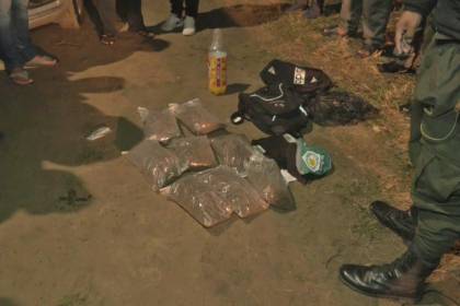 Hallan paquetes de marihuana que estaban dentro de una mochila que unos ladrones hicieron caer luego de un atraco