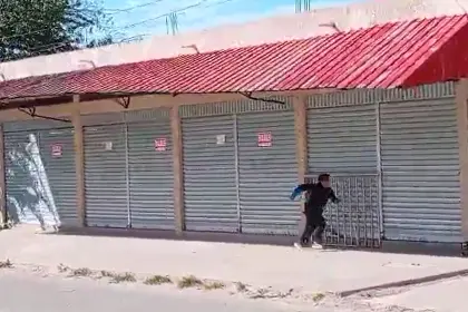Video: Por segundos, un niño se salva de ser aplastado por un techo en una jornada de fuertes vientos en Santa Cruz