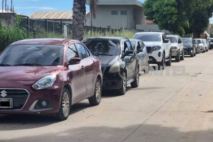 Bolivia arranca el segundo día de carnaval con poco transporte público y con conductores en vigilia por combustible