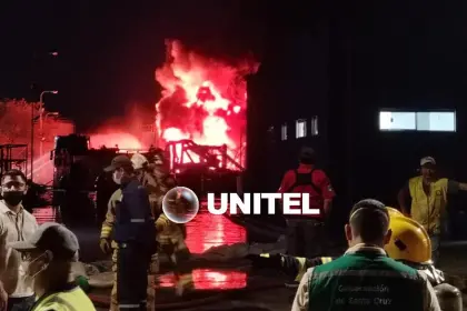 Tras varias horas de incendio, vientos y material inflamable complican lucha contra el fuego en el Parque Industrial
