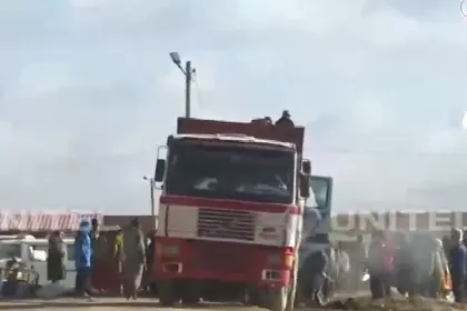 Saquean camión retenido con mercancía de contrabando en la carretera La Paz - Oruro