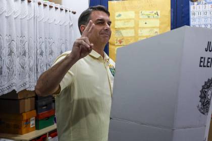 Flávio Bolsonaro vota en las presidenciales y dice que “Brasil necesita cambio”