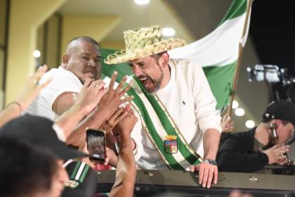 Luis Fernando Camacho parte en caravana hacia la plaza 24 de Septiembre