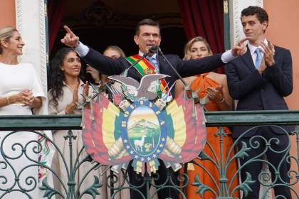 Rodrigo saluda desde el balcón de Palacio y dice que ya hay decisiones en cuanto a leyes y decretos