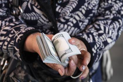 Tras seis días sobre Bs 10, el dólar referencial baja a Bs 9,94 para la venta este martes