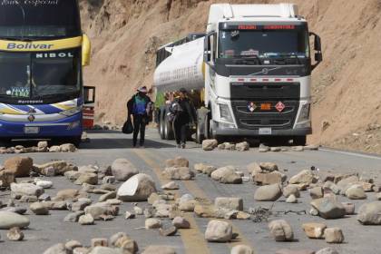 Persisten 14 puntos de bloqueo en Bolivia; Cochabamba sigue aislada y hay protestas en Santa Cruz y Oruro