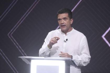 Añez propone cambiar el modelo del transporte, 100 km de pavimento por año y “acabar con la burocracia corrupta”