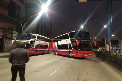 Escasez de combustible: Choferes arrancan paro indefinido e instalan bloqueos en El Alto