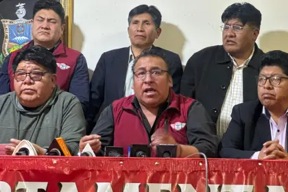 Choferes de La Paz anuncian un paro movilizado desde el lunes y piden la renuncia del presidente