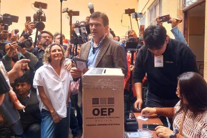 Rodrigo Paz vota en Tarija y dice que se debe de apoyar a gobernar a quien resulte electo