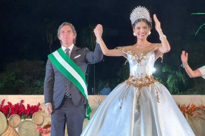 Entre aplausos y tradición, Camila Zenteno es coronada Reina de Santa Cruz