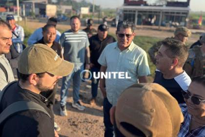 Comisión de YPFB, ANH y el gobernador de Beni llegan al puente San Pablo para dialogar con bloqueadores