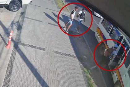 Siguen los robos en micros, tres ladrones fueron captados amedrentando a un pasajero para quitarle su celular
