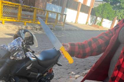 Video: Atracadores usaron un cuchillo carnicero contra un hombre para arrebatarle su celular