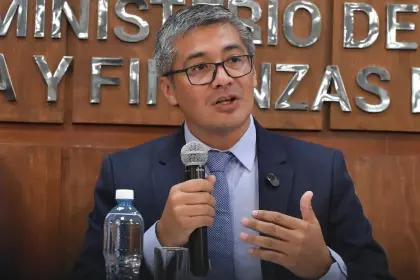 Espinoza dice que el dólar en el mercado paralelo se estabilizó entre Bs 9,20 y 9,30 y anuncia unificación cambiaria este año