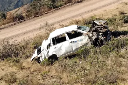 Cuatro fallecidos y dos niños heridos luego que un vehículo se embarrancara en Charazani