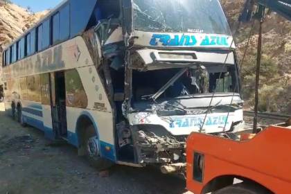 Un bus y un camión chocan en la ruta Oruro - Cochabamba dejando varias personas heridas 